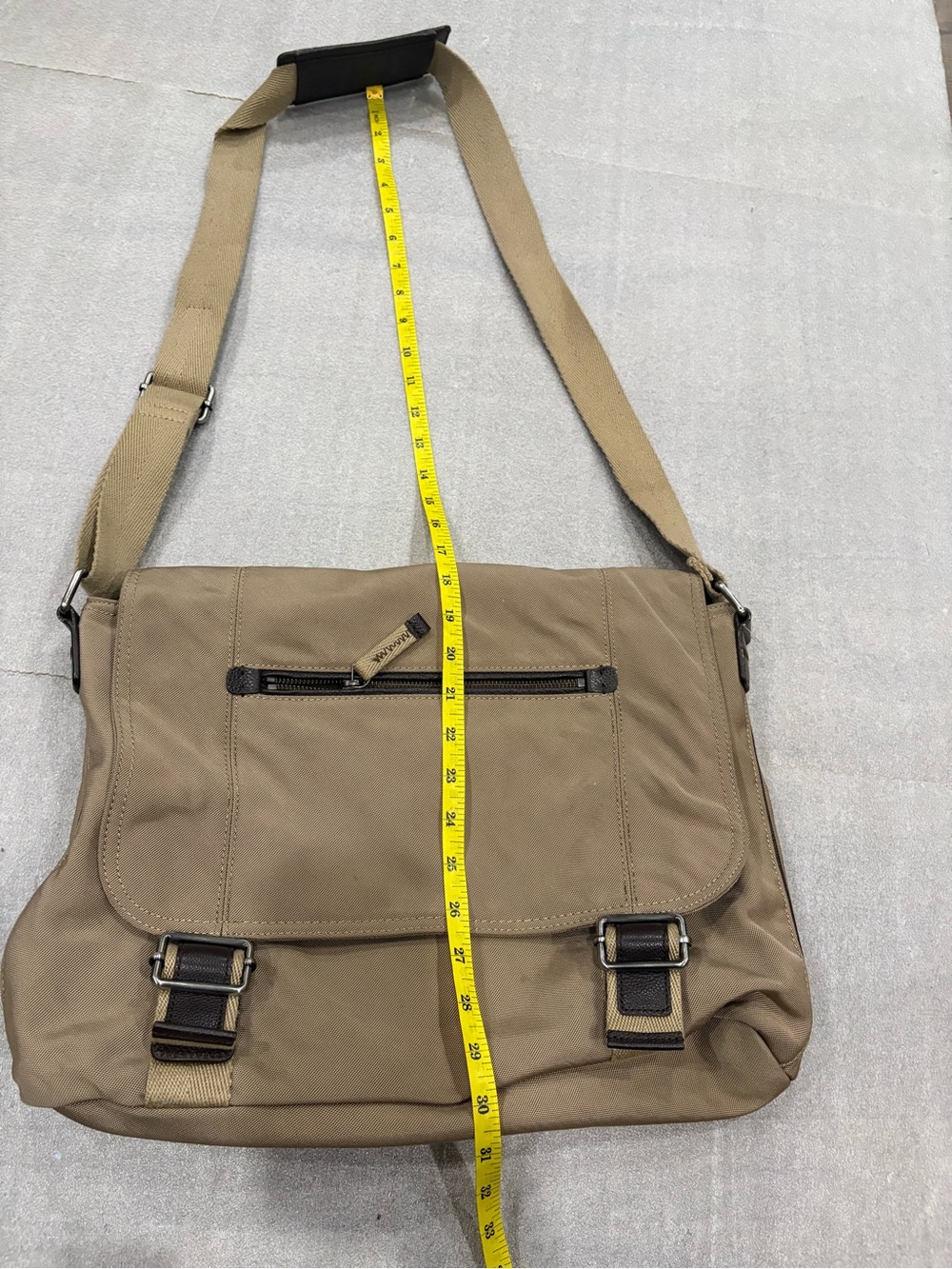 Banana Republic Tan Nylon messenger Bag Men's Double Magnet Opening